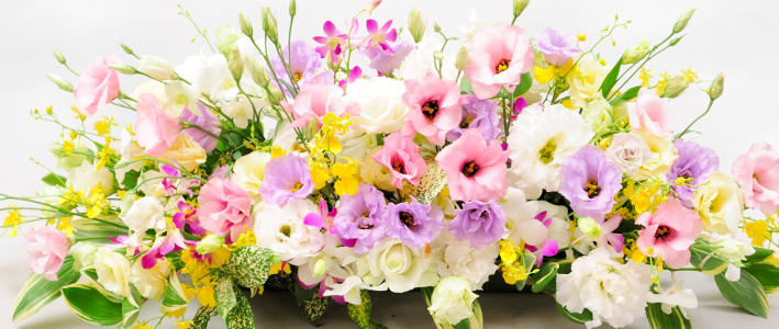 献花と供花 枕花の違いをご存知ですか 知って得する お花や観葉植物を贈る時の役立つアレコレ情報 ビジネスフラワー