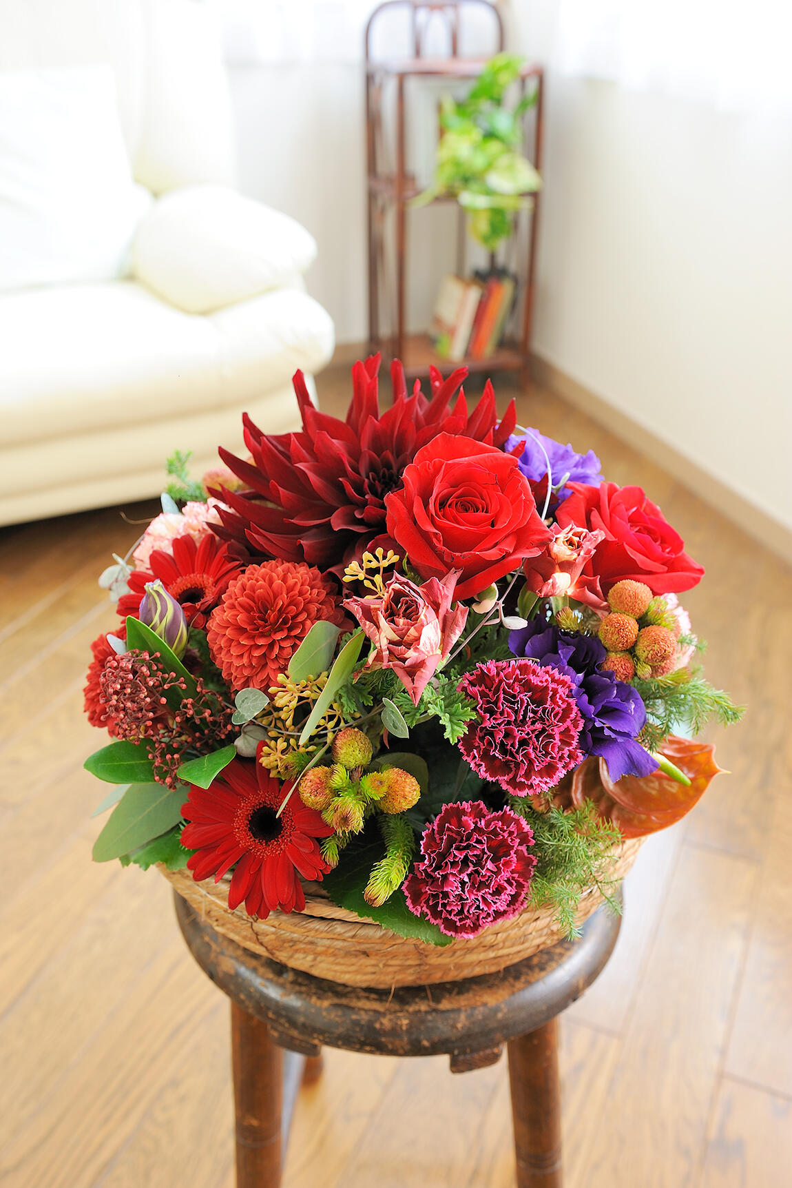 アレンジメントフラワー Round Basket（赤系）｜祝い花と供花の販売 