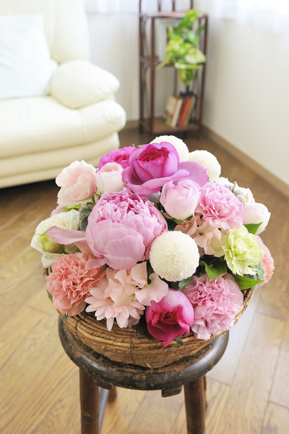 アレンジメントフラワー Round Basket ピンク系 アレンジメントフラワー アレンジメント Mサイズ 開店祝いの花や胡蝶蘭などお祝いの花 とフラワーギフトならビジネスフラワー