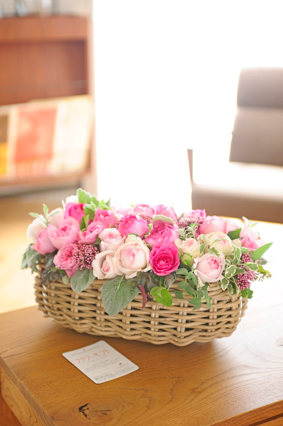 アレンジメントフラワー 高級バラ Flower Garden バスケット仕立て ピンク系 お花の種類で選ぶ バラ 花束 アレンジメント 開店祝いの花や胡蝶蘭などお祝いの花とフラワーギフトならビジネスフラワー