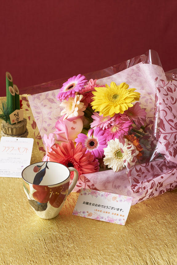 祝い花と供花の専門店ビジネスフラワー 花とギフトのセット メッセージフラワー ガーベラの花束 とコーヒーカップセット 1月の誕生日 記念日用