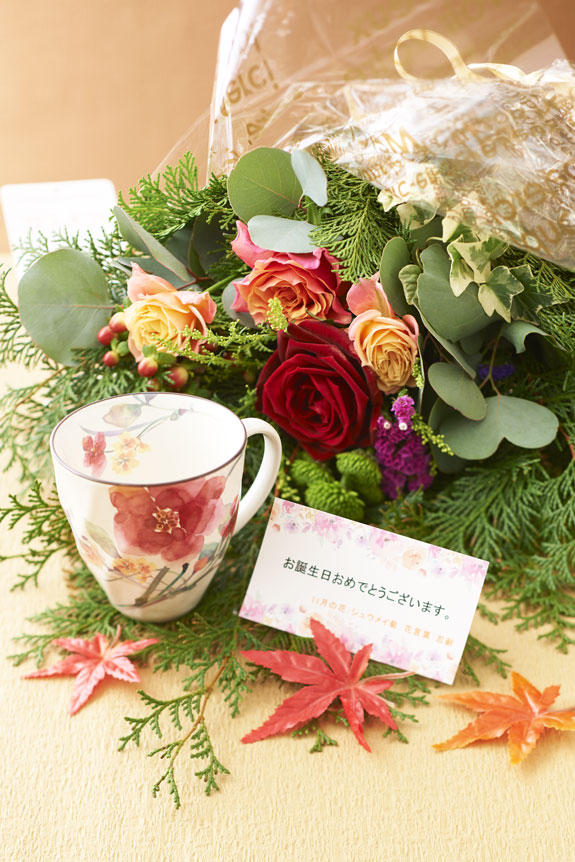 祝い花と供花の専門店ビジネスフラワー 花とギフトのセット グリーンの花束とコーヒーカップセット 11月の誕生日 記念日用
