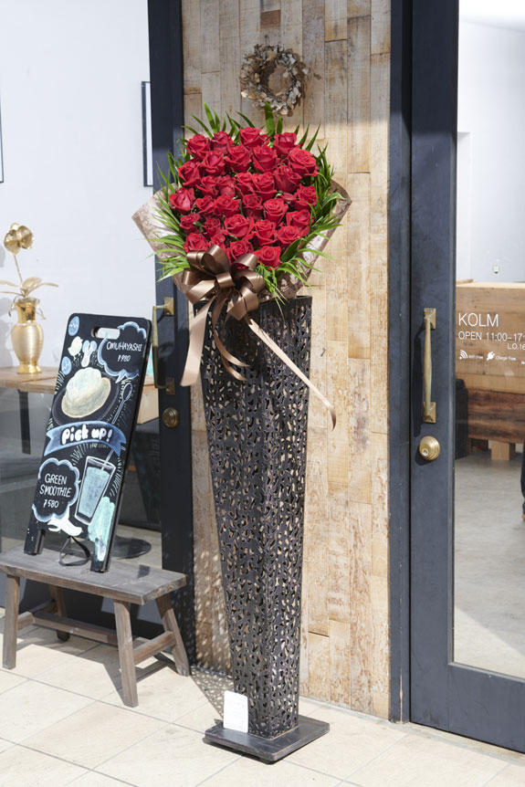 祝い花と供花を販売 ネットの花屋 ビジネスフラワー アートスタンド花 高級薔薇スタンド 赤バラ30本 黒ブリキ型