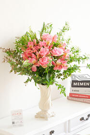 豪華で上品な花束とヨーロピアンな花瓶18,700円(税込)