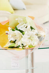 気品高い大輪の白ユリ夏の雰囲気感じる花束7,700円(税込)